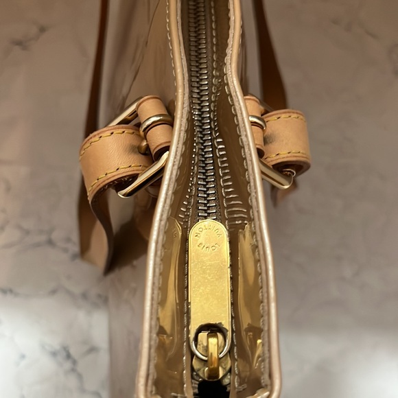 Louis Vuitton Brentwood Noisette patent leather tote bag in good condition. - Picture 10 of 12